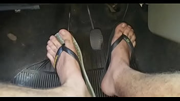 Dirigindo De Chinelos E Descalço