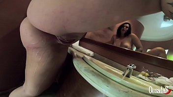 Seguindo E Flagrando A Gostosa Rabuda Durante O Banho - Sophia Wolf