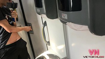 Mijando No Banheiro Do _nibus