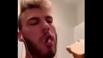 Willian Seed Comendo Pão Com Porra.