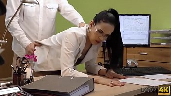 Loan4k. Chica Caliente De La Banda De Música Femenina Es Follada Por Un Agente De Préstamos