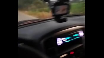 Esposa Cogiendo Con Su Single D Planta Mientras El Esposo Cornudo Conduce En La Via