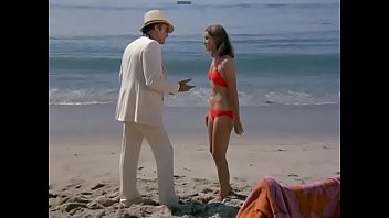 Charlie' Angels: Sexy Bikini Girl