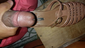 Gozando Na Sandália - footjob, feet, punheta, gozando, soloboy - Video 2321449