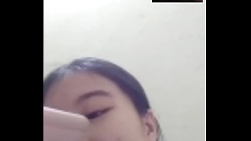 Em gái cười Hí hừng khi được xem cu