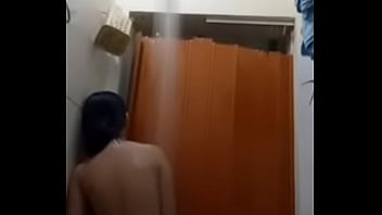 Em gái nứng lồn trong lúc tắm