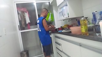 Bombom Lavando Louça