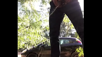 Novinho Mijando No Mato