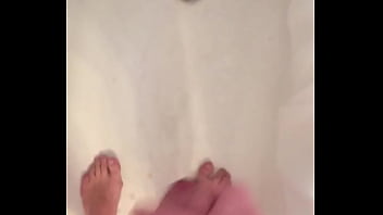 Argentino Se Hace La Paja, Se Masturba En La Ducha Y Tira Mucha Leche