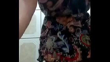 Coroa Se Mostrando No Banheiro