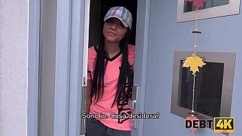 Debt4k. Un Uomo Muscoloso Scopa Un Giovane Adorabile Debitore Che Non Ha Lavoro