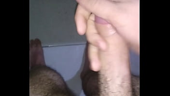 Batendo Uma Antes Do Banho - gay, punheta - Video 2466836