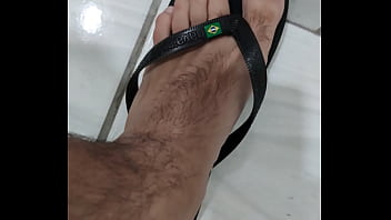 Pés E Perna Peluda E Uma Rola Rosinha