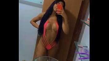 Novinha Tatuada Dançando Funk