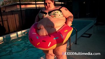 Ssbbw Ivy Davenport Stuck In A Pool Inflatable
