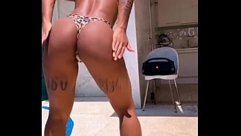 Mc Rebecca Dançando De Biquíni