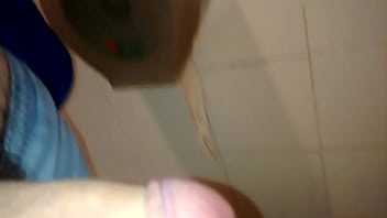 Al Palo Meo En Baño Publico