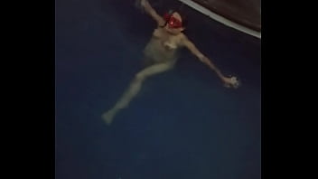 Curiosa Desuda En Alberca