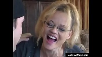 Gorgeous Milf That Doesn_t Mind Fuck With Young Boy