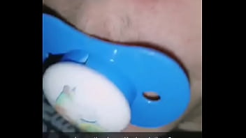 Il Fait Des Snapchatt Avec Sa Tétine