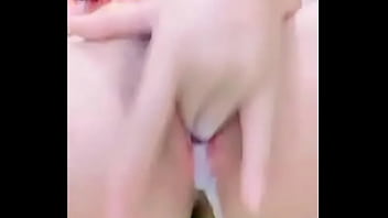 Lồn e ra nước rồi ai bú giúp em với chứ em chịu kh_ng nỗi nữa rồi