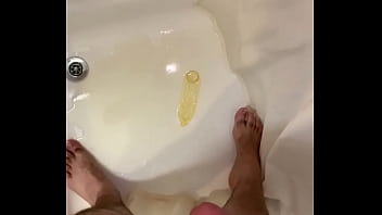 Piss In Das Kondom