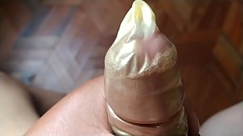 Eyaculando En Condón 4 Expulsando Mi Leche