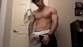 Derek Martin Mostrando O Pau