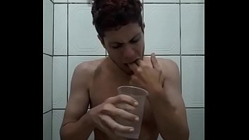 Eu Vomitando No Copo