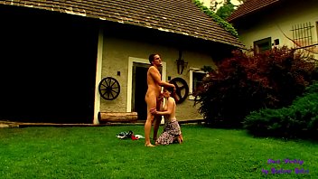 Il Prato Del Giardino è Stato Appena Tagliato Ed Ora è Adatto Per Una Bella Scopata All_aperto