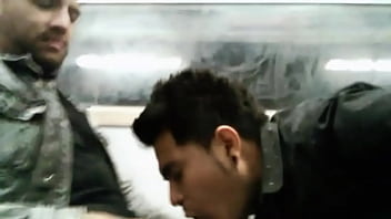 Cruising En El Vagón Del Metro