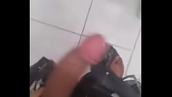 Batendo No Banheiro - soloboy, punhetinha, punha - Video 2514684