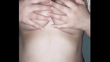 Aplaudiendo Con Las Tetas