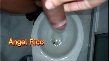 _ngel Rico Muestra La Polla