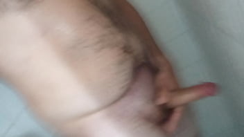 Gordinho Peludo Mostrando O Pauzao No Banho