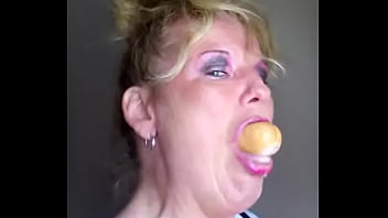 Ilona Deepthroats A Sussage For You