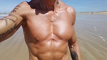 Exhib Et Pipi Sur Une Plage Naturiste