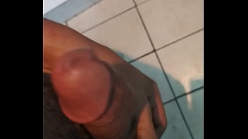 Masturbandome Rico En El Baño Con Casa Llena