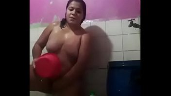 Danyela De Guatemala Bañandose