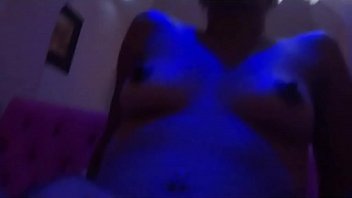 Novinha Dos Peitos Pontudos Sentando Com Cuidado