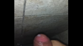 Pendejo Se Masturba En El Baño