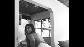 Moreninha Novinha Dançando Funk Com A Buceta Inchada