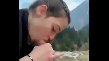 Joven Chupando Polla En Las Montañas