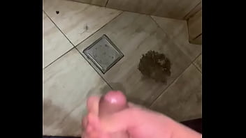 Gozando No Banheiro - gozada, soloboy, pauzudo - Video 2431330