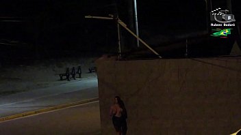 Casal é Flagrado Pela C_mera De Segurança Da Praia. ( Vídeo Completo No Xvideos Red )