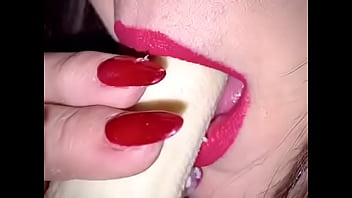 Babe Demonstrates How She Would Suck Your Cock Using A Banana
