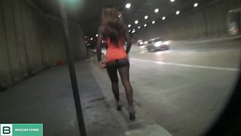 Morena Levantando O Vestido Em Público No Meio Do Transito Da Cidade. ( Vídeo Completo No Xvideos Red )