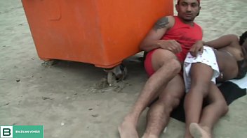 Casal Transando Na Areia Da Praia De Fortaleza Ceará. ( Vídeo Completo No Xvideos Red )