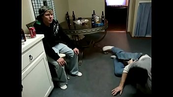 Chavos Pateandose Los Huevos