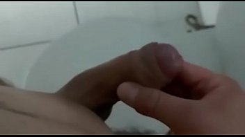 Jovencito Caliente Va Al Baño A Sacarse Leche